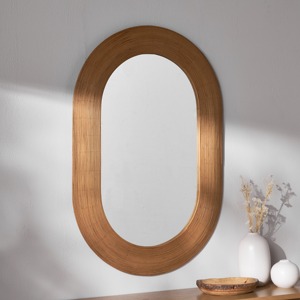 Miroir mural glamour à la mode ajoutant une fonction beauté et des vibrations artistiques modernes aux chambres salons et espaces design - Product Image 1