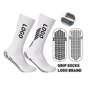 Chaussettes de football de l'équipage antidérapantes personnalisées de qualité supérieure Chaussettes d'entraînement professionnelles épaisses et souples Impression de fond Logo Impression de football - Product Image 1