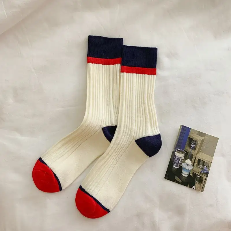 Contrasting colors crew socks that in a middle lentgh in a Korean Style