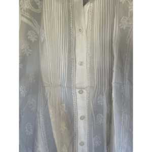 Top corto blanco sobre blanco con botones bordados para cubrir el traje de baño - Product Image 2