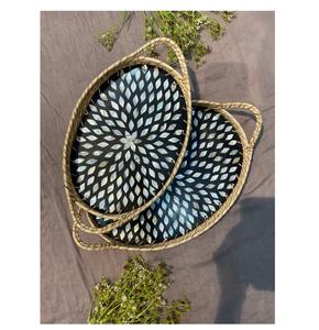 Fournisseur personnalisé de plateaux ronds en rotin avec incrustation de nacre, de haute qualité, fabriqué en Inde - Product Image 1