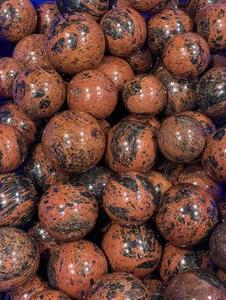 Vente en gros de sphère d'obsidienne en acajou rouge naturel Feng Shui sculpté boule de cristal de quartz poli AGATE pierre précieuse amour décoration de la maison - Product Image 5