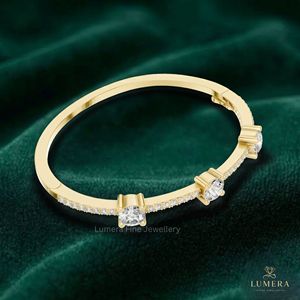 Bracelet de mariage en or massif à dos plat, avec bande pavée de diamants, style solitaire trio, directement de l'usine - Product Image 3