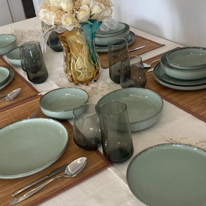 Plato de Cerámica Verde Musgo, Acabado Artesanal, Revestimiento de Esmalte Resistente, Ideal para Decoraciones de Mesa Rústicas y Modernas - Product Image 3