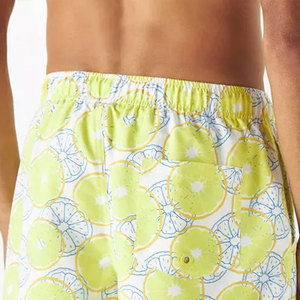 Shorts de bain pour hommes personnalisés avec logo, 100 % polyester, écologiques, anti-UV, séchage rapide, respirants, légers, avec cordon de serrage - Product Image 3