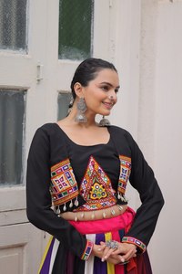 Lancement de la nouvelle collection de lehenga choli modernes pour fêtes, avec combinaison de couleurs attrayante, en tissu romain et travail de dentelle, réversible. - Product Image 6