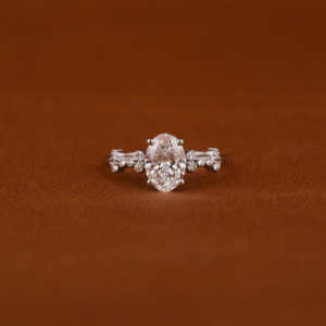 Bague en diamant de laboratoire en or massif 14KT Style classique Taille ovale Engagement avec certificat IGI Son cadeau - Product Image 2