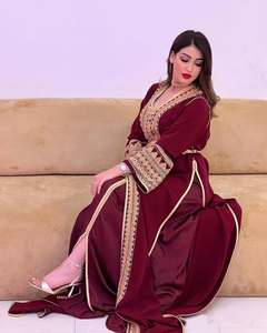 Venta al por mayor tradicional musulmán granate terciopelo bordado ropa de noche hermosas bodas hechas a mano con detalles dorados - Product Image 1