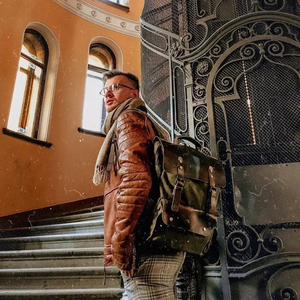 กระเป๋าเป้สะพายหลังของผู้ชายหนัง PU สีน้ำตาลออกแบบได้ตามต้องการสำหรับ2024ดีไซน์แฟชั่นพร้อมช่องชาร์จไฟกันลักษณะใหม่ราคาถูก - Product Image 4