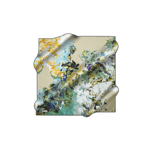 Écharpe carrée en crêpe de soie beige à motifs floraux - Product Image 1