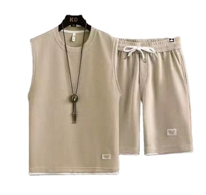 Ensemble d'été décontracté pour homme : Gilet ample à manches courtes en tissu gaufré et short de sport deux pièces avec design patchwork - Product Image 1