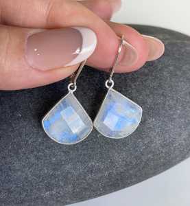 Pendientes de plata de ley 925 con piedra lunar arcoíris triangular de 20 mm, engastados, con brillo llamativo de verano, cierre de palanca, piedra de nacimiento de junio, con destellos. - Product Image 3