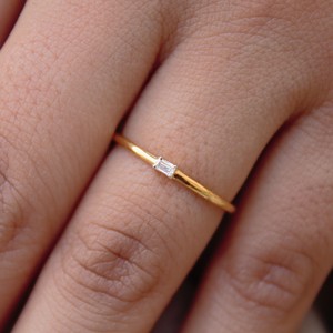 Bague en or massif 18 carats avec 1 gramme de Moissanite à pierre unique taillée en baguette - Product Image 4