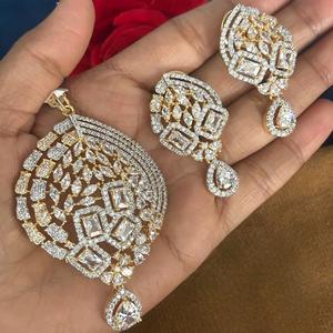 Conjunto de collar con colgante con aspecto de piedras AD y acabado Dorado de la mejor calidad con pendientes para colección de ropa de fiesta de boda para mujer - Product Image 1