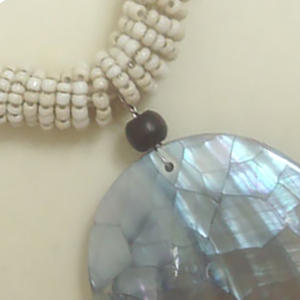 สร้อยคอโมเสกเปลือกหอยลายลูกปัดกลม เครื่องประดับงานศาสนา ทำด้วยมือ - Product Image 3