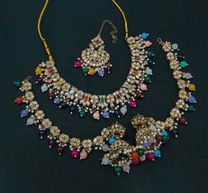 Joyería elegante, función de boda india, piedra CZ tachonada con collar de trabajo de perlas, conjunto de pendientes con cadena para el cabello y conjunto Mangtika - Product Image 2