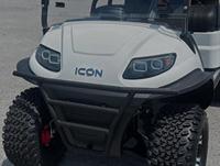 Voiturette de golf électrique tout-terrain blanche et noire 5-6 places avec auvent, autonomie 30 km, vitesse 30 km/h, idéale pour les complexes hôteliers et les terrains de golf