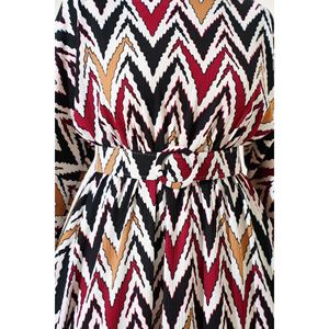 Robe élastique à taille ceinturée à motifs directionnels Bordeaux - Product Image 4