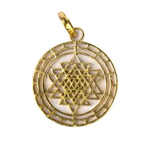 Colgante de Latón con el Yantra Shree - Regalo Espiritual para Meditación y Protección - Product Image 2