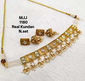 Ensemble Kundan de mariée majestueux avec un look royal et des designs exclusifs pour les magasins de mode ethnique soucieux de la tendance - Product Image 3