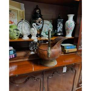 Cubo de carbón de cobre antiguo con intrincado diseño martillado e ideal para agregar carácter y funcionalidad a cualquier chimenea rústica - Product Image 2