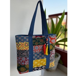 Sac à main vintage tendance Ajrakh avec détails de patchwork, fermeture éclair sécurisée, design spacieux et élégant, voyage, écologique, chaînes - Product Image 1