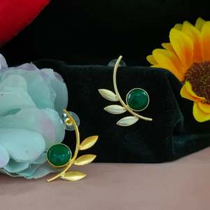 ต่างหูรูปใบไม้และเพชรโมอิสธรรมชาติเป็นแรงบันดาลใจให้เกิดความสง่างามด้วยประกายอันหรูหราที่สร้างขึ้นในรูปทรงใบไม้ที่สง่างาม - Product Image 1