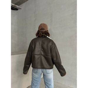 Veste en daim nubuck pour femme TOPSHOW avec col en fourrure - Vêtement d'extérieur élégant kaki crème pour la collection automne-hiver - Product Image 5