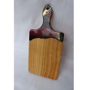 Tabla de cortar de resina y madera con artesanía rústica única hecha a mano, ideal para regalos, cocinas y decoración culinaria profesional - Product Image 2