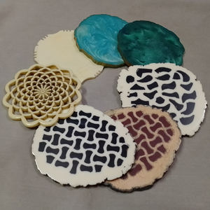 Exportador mayorista indio ofrece nuevo diseño clásico forma cuadrada posavasos de madera conjunto de resina almohadilla Decoración de mesa accesorios venta - Product Image 3