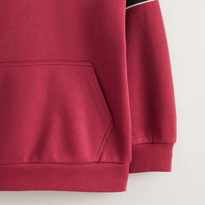 คอลเลคชั่นเสื้อผ้ากันหนาวแบบ Color Block พร้อมกระเป๋าแบบจิงโจ้ สำหรับการสั่งซื้อจำนวนมาก สไตล์ลำลอง พร้อมบริการออกแบบโลโก้ตามสั่ง เพื่อความสบายและทรงหลวม - Product Image 4