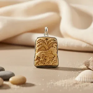 Pendentif en os sculpté avec motif animal, orné de finitions en argent, sculpture et design uniques pour les amateurs d'accessoires de mode - Product Image 1