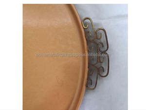 Grand plateau en métal poli doré et laiton avec poignées vintage idéal pour la vaisselle de restaurant d'hôtel et de dessert. - Product Image 2