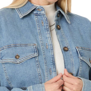 Chemise en jean légère pour femme conçue avec un bouton classique sur le devant et une coupe fuselée polyvalente - Product Image 3