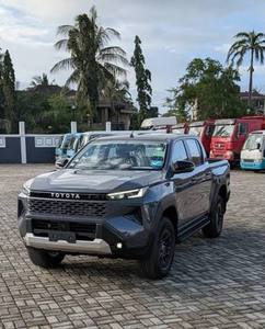 Camionetas Hilux 2.4 Usadas 2024, Cabina Simple, 5 Asientos, Faros LED, Neumáticos R17, Diésel, Transmisión Manual, Aire Acondicionado, Volante a la Izquierda, Pantalla Táctil - Product Image 2