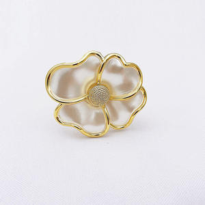 Anillos de Servilleta de Aluminio con Forma de Flor Dorada de Alta Calidad, Estilo Americano, Ecológicos, Accesorio de Lujo para Bodas y Fiestas, Venta al Por Mayor - Product Image 4