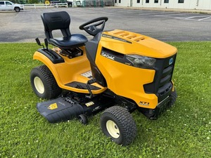 เครื่องตัดหญ้า Cub Cadet XT1 LT42 พร้อมใบมีดขนาด 42 นิ้ว สามารถตัดหญ้าได้หลากหลายขนาดได้อย่างง่ายดาย ด้วยเครื่องยนต์ดีเซล 18 แรงม้า เหมาะสำหรับงานตัดหญ้า - Product Image 1