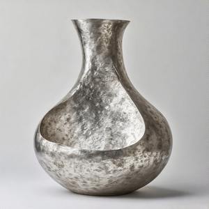 Vase en nickel fabriqué à la main à lueur nordique avec vase à silhouette audacieuse Design en relief floral déclaration d'accent de décor à la maison - Product Image 4