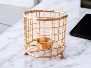 Soporte de luz de té de hierro con acabado de bronce antiguo adecuado para balcones, patios o rincones acogedores en venta - Product Image 2