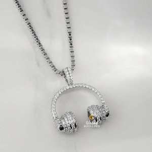 Collier pendentif casque glacé en or blanc 10kt bijoux Hip Hop avec breloque en argent diamants de laboratoire ronds et brillants - Product Image 5