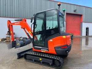 Miniexcavadora Kubota KX030-4 de Alta Eficiencia y Construcción Duradera para la Construcción, Tipo Oruga, Color Naranja y Negro - Product Image 2