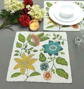 Mantel individual cuadrado floral con cuentas hecho a mano. - Product Image 4