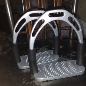 Estribos Flexi de acero inoxidable de tendencia superior con color personalizado y logotipo Cómodo tachuela de caballo ecuestre que incluye almohadillas para SILLÍN - Product Image 1