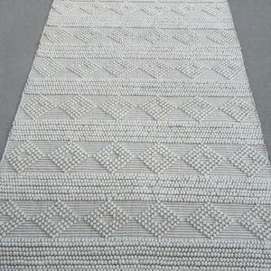 Alfombra de Lana Blanca Marfil Tejida a Mano con Textura Abstracta en Relieve |   Alfombra Moderna Ecológica de Tejido Plano Estilo Boho para Sala de Estar - Product Image 1