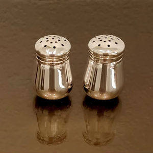 Salero y Pimentero Modernos de Acero Inoxidable con Diseño Elegante, Adecuado para Cocinas Contemporáneas y Entornos Gastronómicos Profesionales - Product Image 1