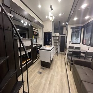 สภาพสมบูรณ์แบบ ปี 2026 Forest River Rogue 397STORE - Product Image 3