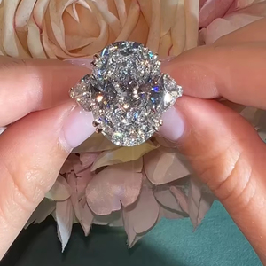 Le magnifique ovale que nous avons créé à d bijoux de lueur ressemble à une autre dame chanceuse qui bascule une bague ovale à trois pierres lourdes - Product Image 1