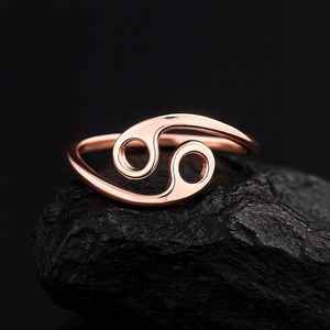 Anillo de Plata de Ley 925 con Baño de Oro Vermeil de 14k, Signo del Zodiaco Cristiano para Cáncer, Anillo Minimalista Ajustable con Signo Astrológico, Joyería - Product Image 1