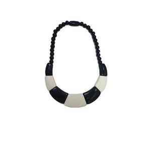 Collier en résine fait main de style moderne pour femmes Accessoire de bijoux de déclaration fabriqué avec style - Product Image 4