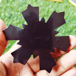 Il fiore intagliato in agata nera artigianale personalizzato per la messa a terra e la protezione l'agata nera viene utilizzato per il trattamento delle vertigini